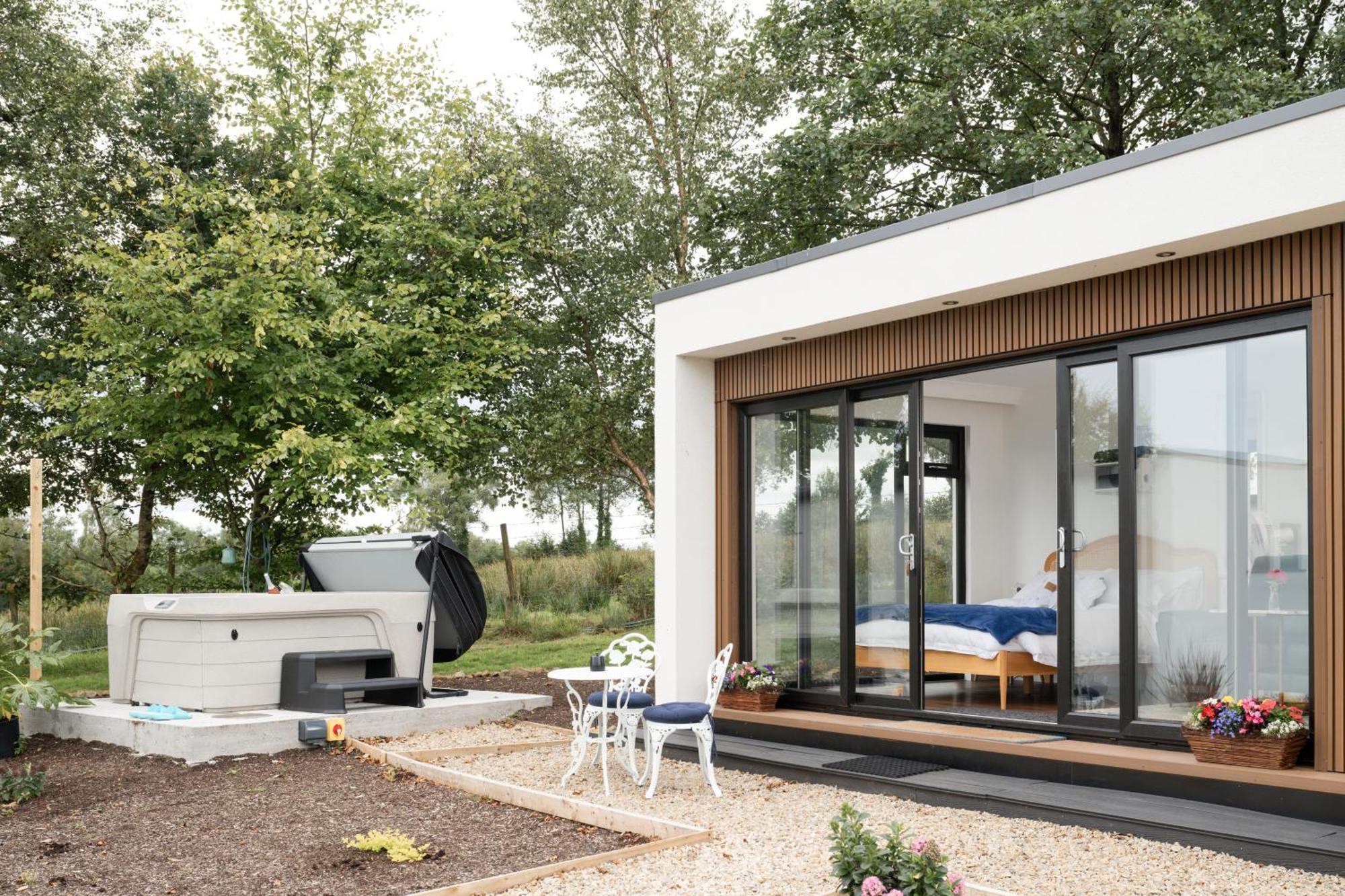 Lakescape - Waterfront Self- Catering Cabins เอนนิสคิลเลน ภายนอก รูปภาพ