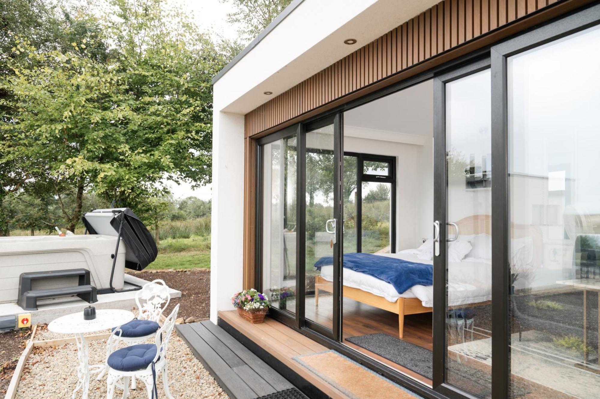 Lakescape - Waterfront Self- Catering Cabins เอนนิสคิลเลน ภายนอก รูปภาพ