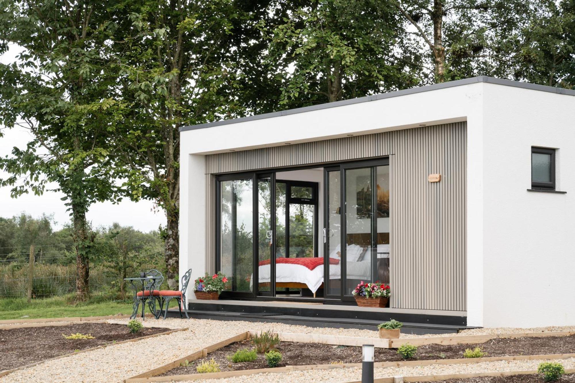 Lakescape - Waterfront Self- Catering Cabins เอนนิสคิลเลน ภายนอก รูปภาพ