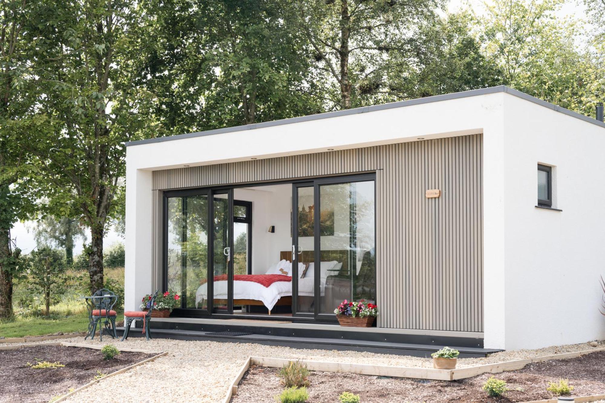 Lakescape - Waterfront Self- Catering Cabins เอนนิสคิลเลน ภายนอก รูปภาพ
