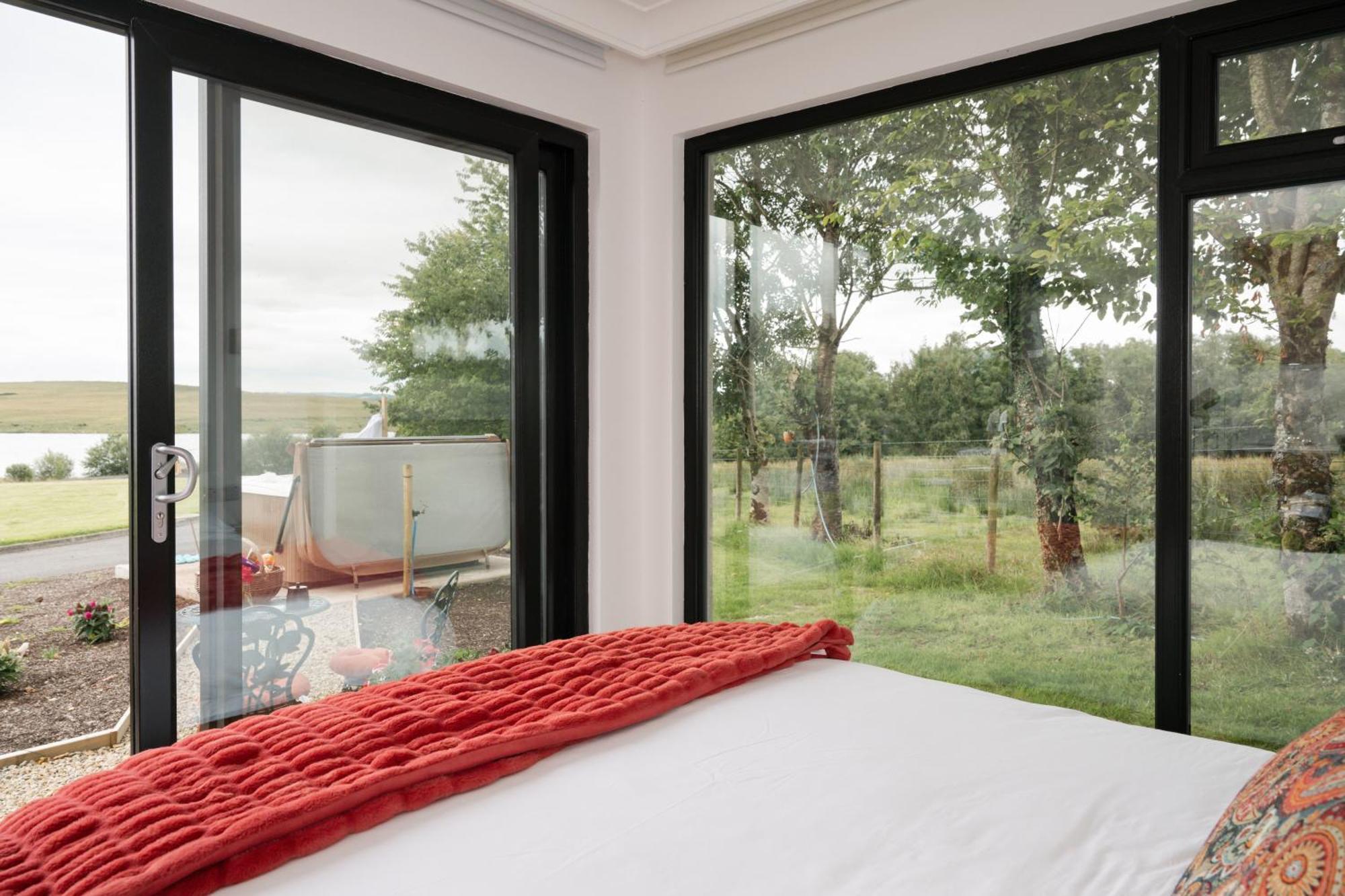 Lakescape - Waterfront Self- Catering Cabins เอนนิสคิลเลน ภายนอก รูปภาพ