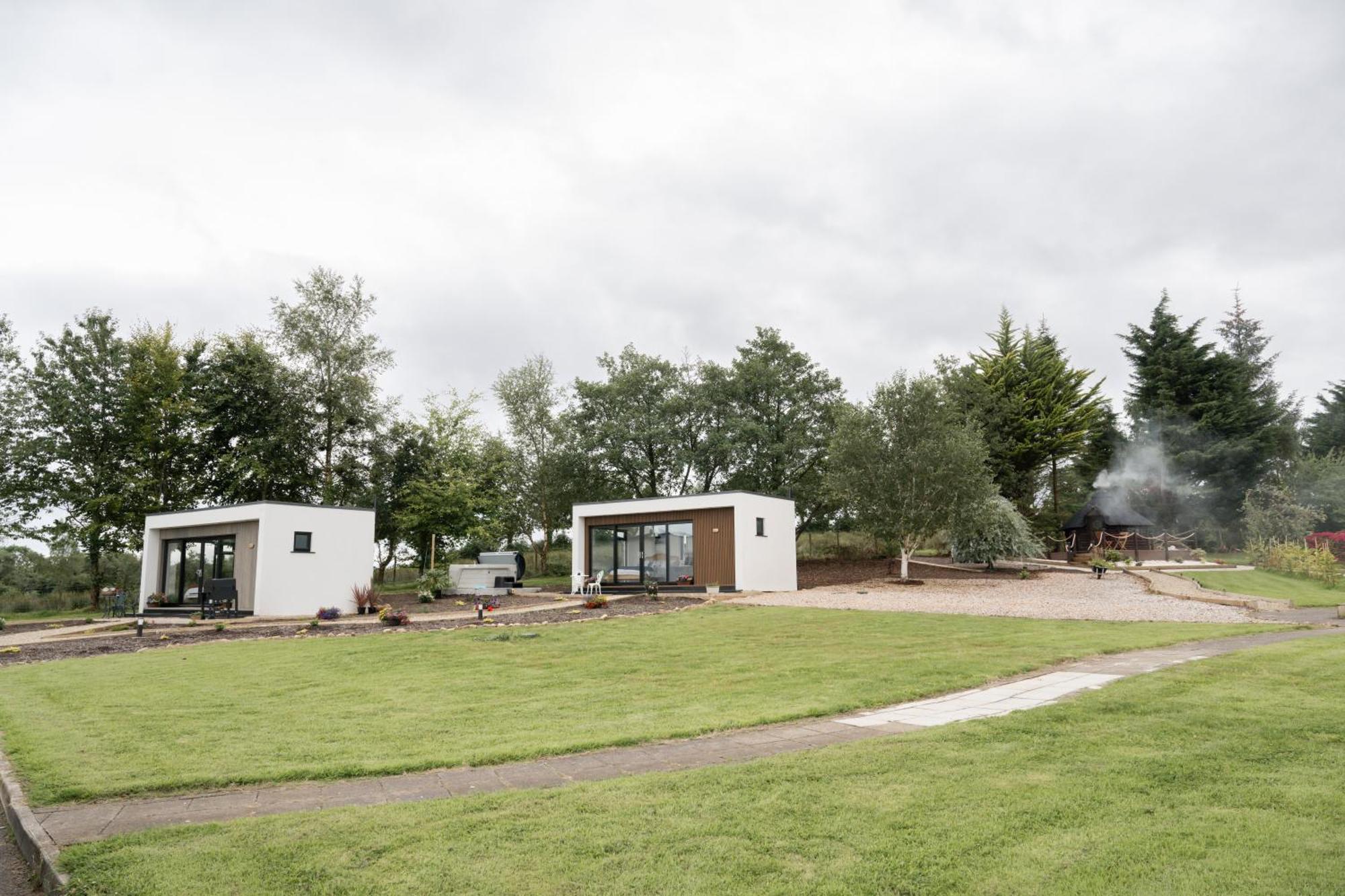 Lakescape - Waterfront Self- Catering Cabins เอนนิสคิลเลน ภายนอก รูปภาพ