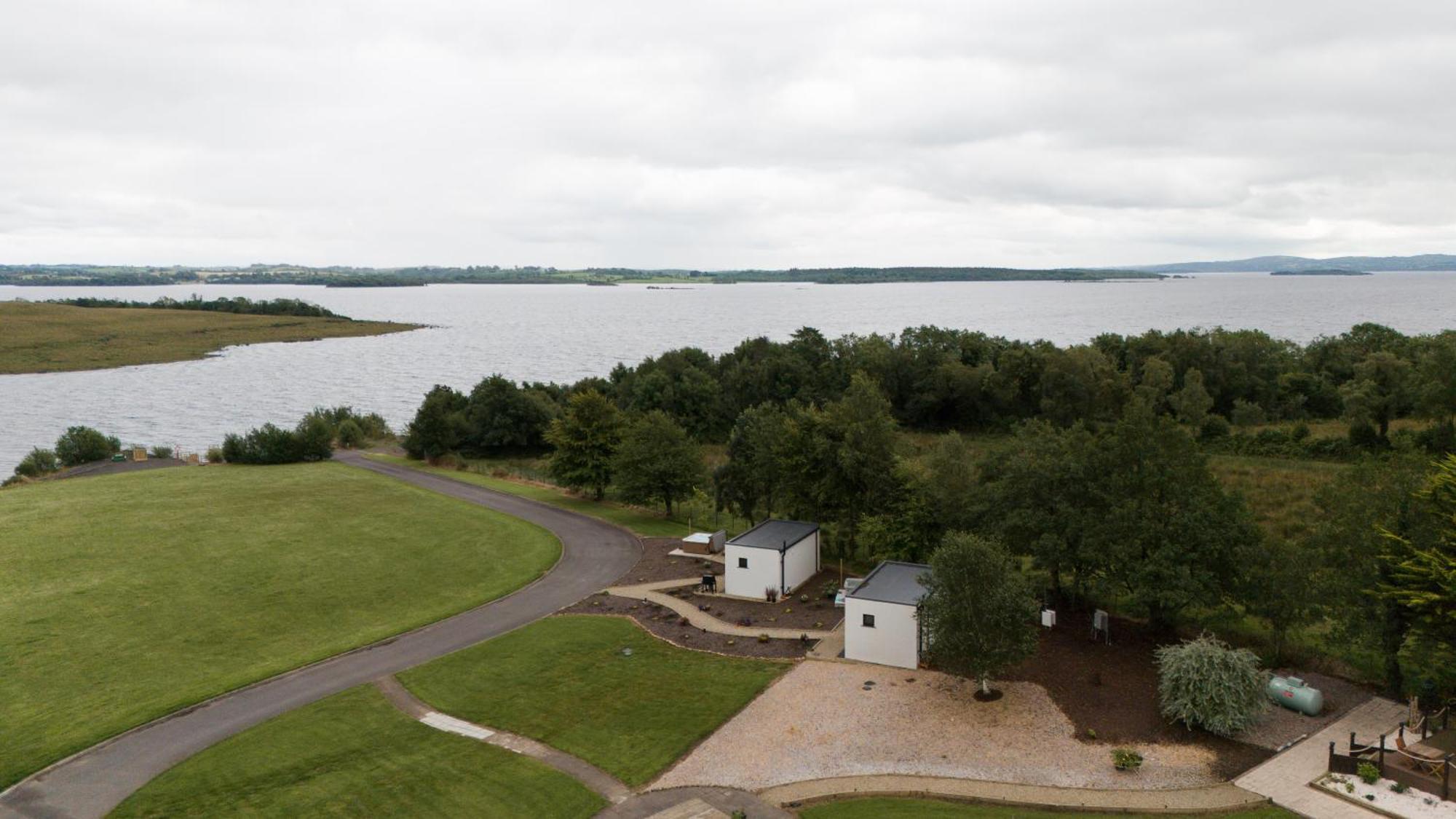 Lakescape - Waterfront Self- Catering Cabins เอนนิสคิลเลน ภายนอก รูปภาพ