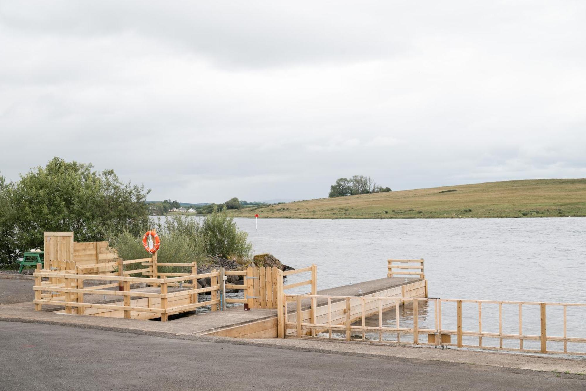 Lakescape - Waterfront Self- Catering Cabins เอนนิสคิลเลน ภายนอก รูปภาพ